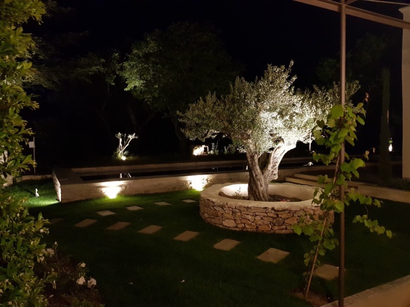 Installation d’un éclairage de jardin connecté et pilotable à distance réalisée par GC ELEC à Apt dans le Vaucluse 84